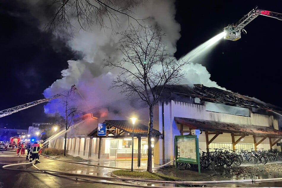 Das obere Parkdeck stand in Flammen.