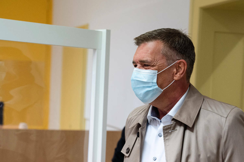 Der AfD-Landtagsabgeordnete und Polizeibeamte Richard Graupner (58) soll 2018 als Leiter einer Fahndungs- und Kontrollgruppe bei der Autobahnpolizei Schweinfurt-Werneck in einem Ermittlungsverfahren einen Beschuldigten mit Informationen versorgt haben.