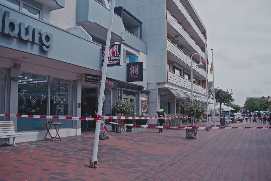 Der Barber-Shop in der Fußgängerzone wurde von der Polizei abgesperrt.