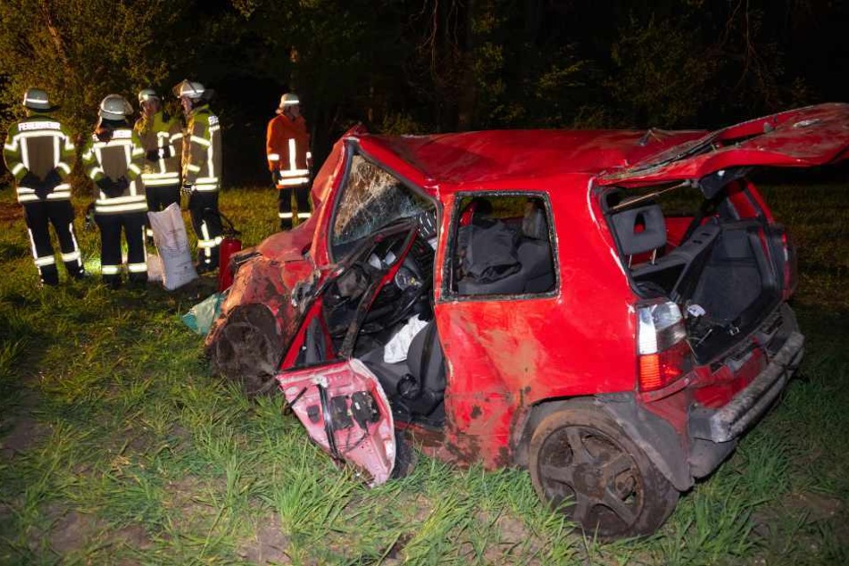 VW kommt von Straße ab und landet auf Feld: Vier Personen verletzt!