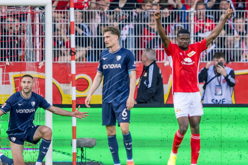 Ein seltener Glücksmoment: Chris Bedia (28, r.) jubelt seinem bislang einzigen Bundesligatreffer.