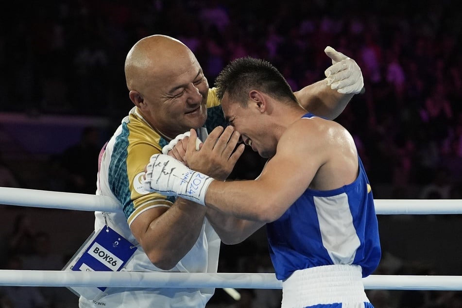 Tulkin Kilichev (41, l.) feierte mit seinem Schützling Hasanboy Dusmatov (31) dessen Olympiasieg. Kurz darauf brach er zusammen.