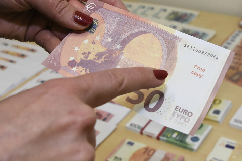 Vor allem falsche 20- und 50-Euro Scheine seien den Ermittlern nach in den Umlauf gebracht worden.