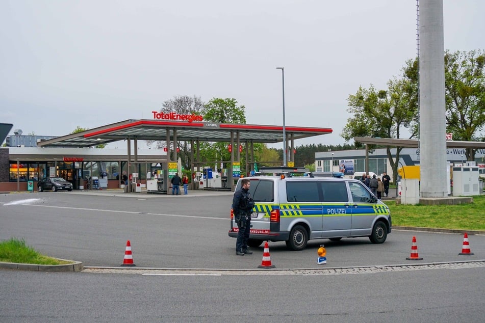 Die Polizei hat die Tankstelle abgesperrt, nachdem es am Morgen zu dem erschreckenden Vorfall gekommen ist.