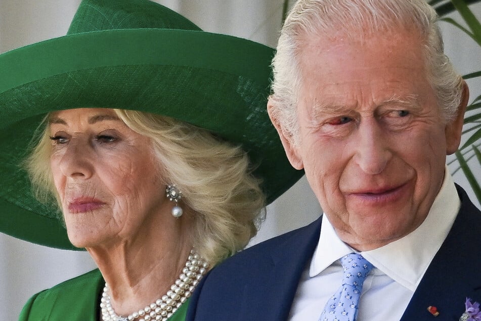 Bei einem Besuch in Newmarket sprach König Charles offen über seine Gesundheit - an der Seite von seiner Frau Camilla (78).