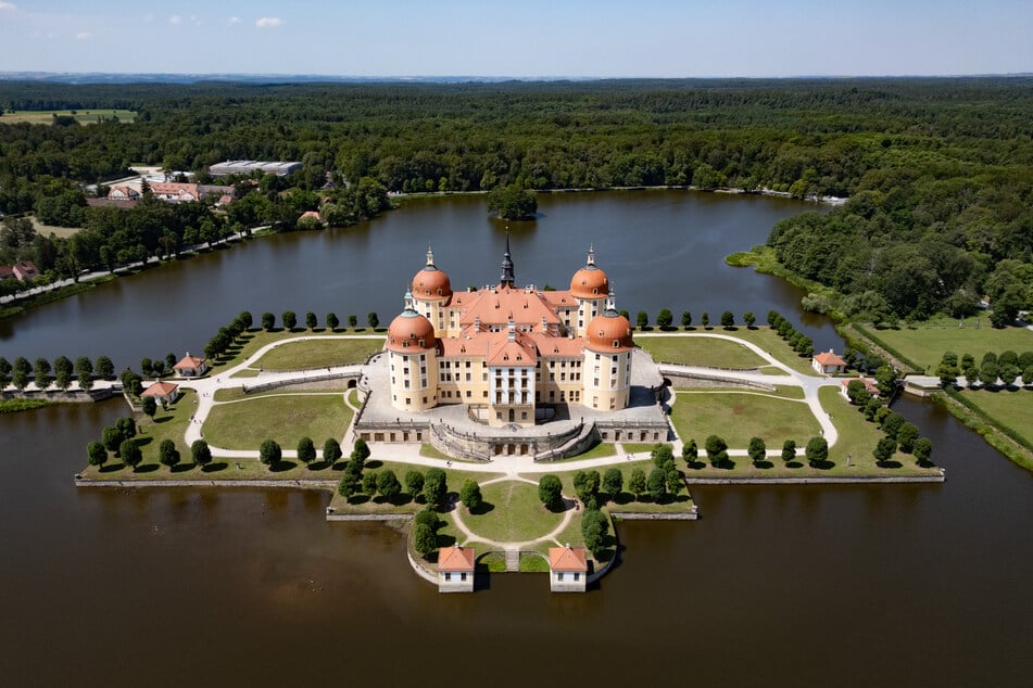 Ungewohnte Perspektive: Das Schloss Moritzburg mal von ganz oben.