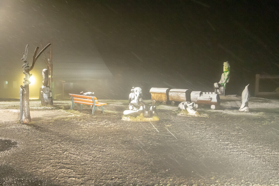 Alles war mit einer leichten Schneedecke überzogen.