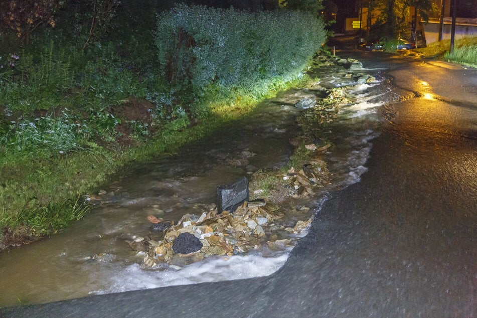 Bei den schweren Unwettern im Frühjahr 2018 trat auch der Lochbach über die Ufer, teile der Dorfstraße wurden weggeschwemmt. (Archivbild)