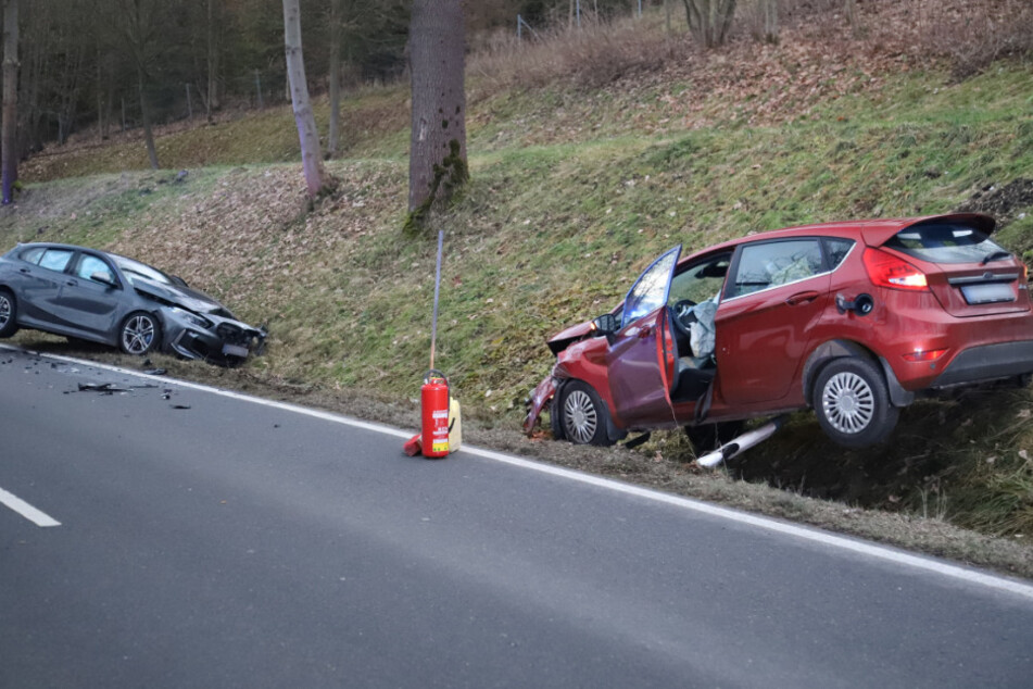 Vollsperrung nach Frontal-Crash bei Schwarzenberg.