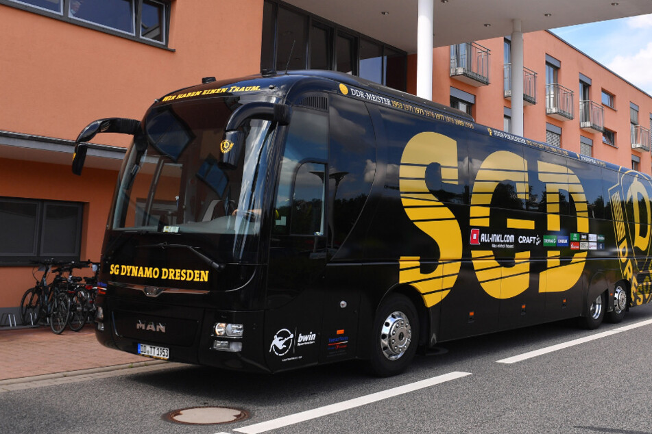 Der neu gestaltete und beklebte Bus der Dynamos vor dem Camp-Hotel in Heilbad Heiligenstadt. Mehr als 17000 Kilometer ist der Gefährt zu den Auswärtsspielen unterwegs.