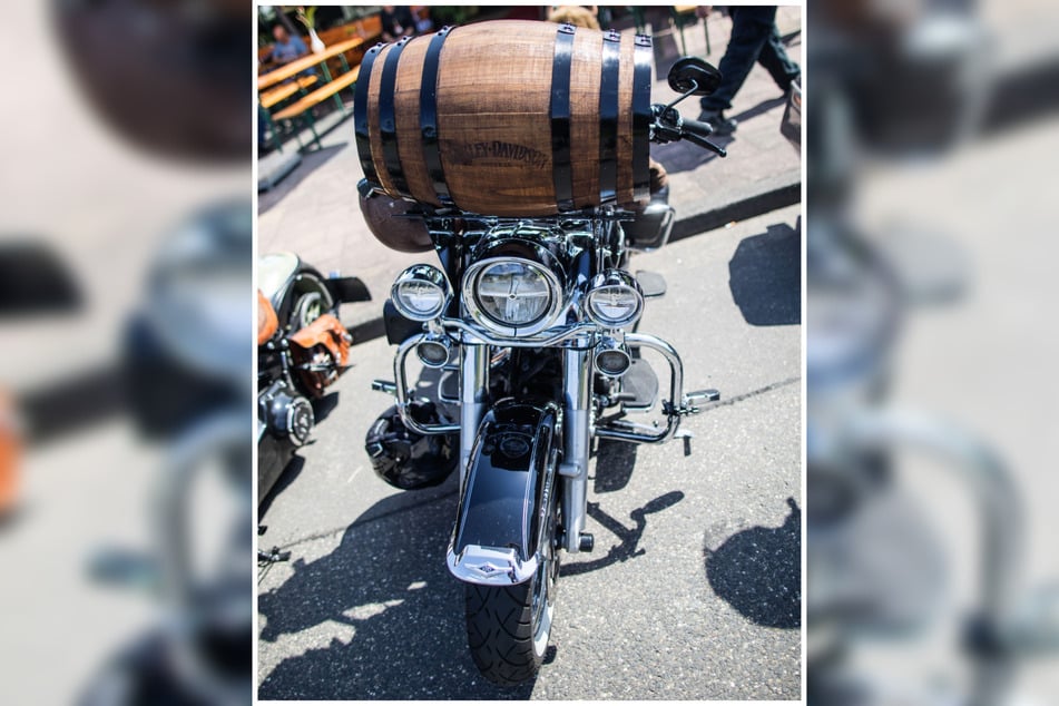 Ein Harley-Davidson-Fahrer hat sich offenbar ein Souvenir aus Rüdesheim mitgenommen.