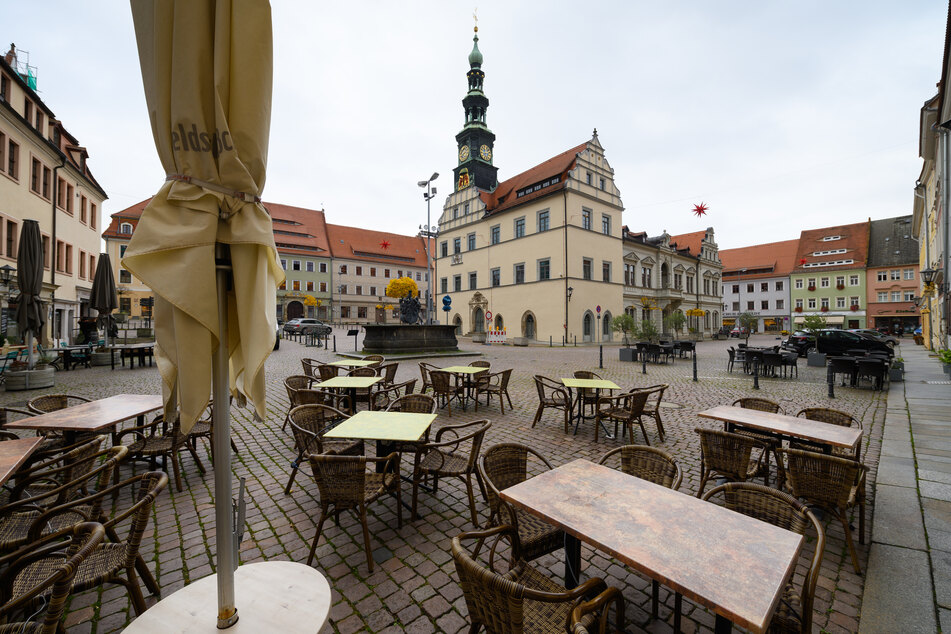 Der menschenleere Marktplatz in Pirna. Im Landkreis Sächsische Schweiz-Osterzgebirge erreichte die Inzidenz am Montag einen Höchstwert von 924,3.