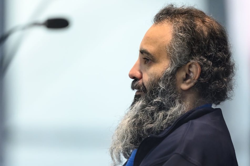 Taleb A. springt in seiner Aussage wahllos zwischen verschiedenen Geschehnissen, Orten und Themen.