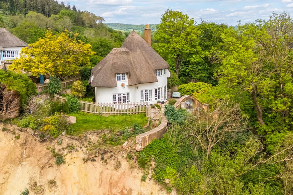 Doch schaut man vom Meer aus auf die Villa, offenbart sich das Problem: Sie liegt wirklich sehr dicht an der Klippe.