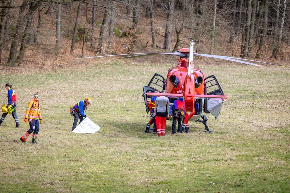 Die 23-Jährige wurde per Helikopter ins Krankenhaus geflogen.