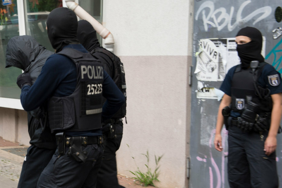 Nach einer Razzia führen Polizeibeamte einen Verdächtigen aus dem Clan-Milieu ab. (Symbolfoto)