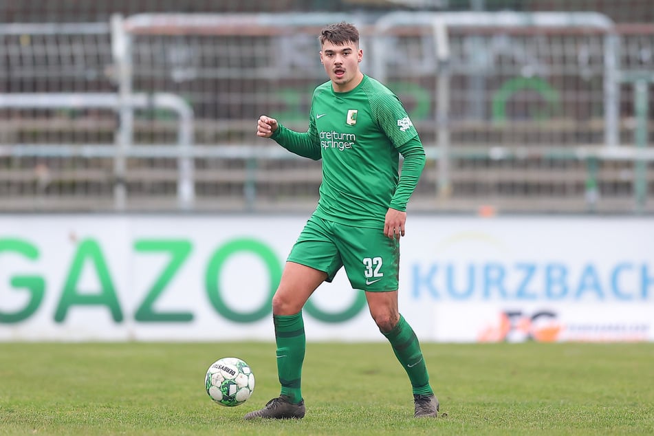 Julian Weigel (24) würde gern mal wieder auf dem Rasen stehen.