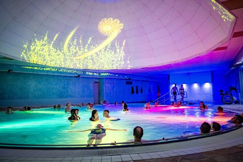 In der Toskana Therme Bad Schandau kann man am Samstag die ganze Nacht baden und feiern. (Archivbild)