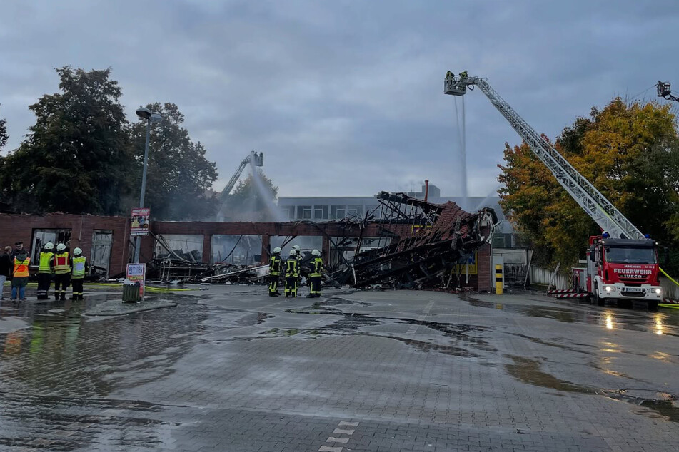 Die Nachlöscharbeiten in Osterode dauerten am Montag an.