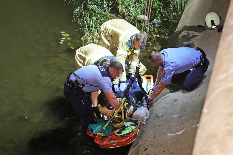 Feuerwehrleute und Polizisten retteten den Mann (45) aus der Elbe.