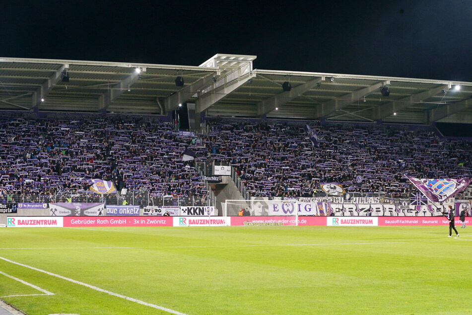 Proppenvoll gefüllte Tribüne im Auer Erzgebirgsstadion - gehören die der Vergangenheit an? Die Forscher gehen davon aus, dass sich immer mehr Fans vom Profi-Fußball abwenden.