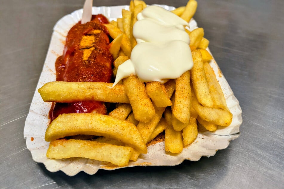 Das Objekt der Begierde: Eine Currywurst mit Pommes und Mayo von "Curry 36".