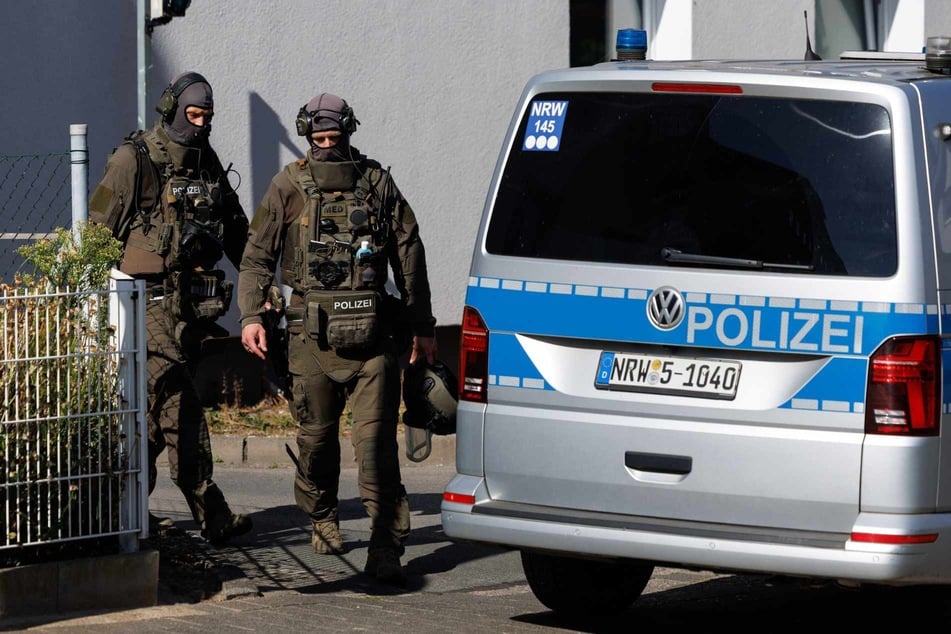 Seine Freundin sperrt ihn ein und ruft Hilfe: Polizei erschießt bewaffneten Mann