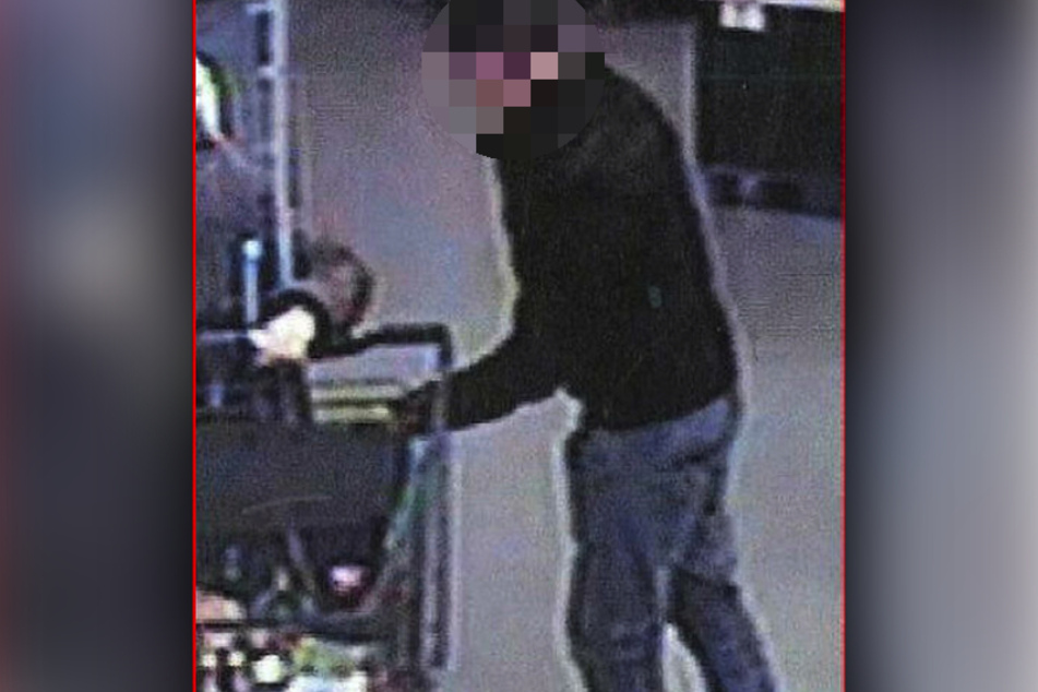 Blitzschnell greift der Dieb zu, während sich die ältere Dame dem Supermarktregal zuwendet. Diese Szene wurde von der Überwachungskamera eines Supermarktes aufgenommen.