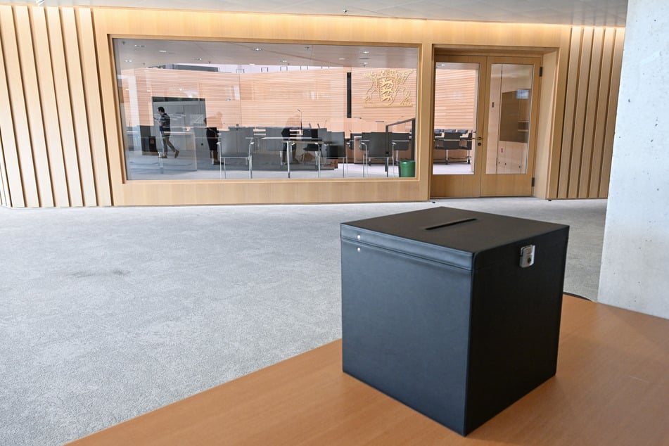 Eine Urne für Abstimmungen steht im Landtag von Baden-Württemberg.