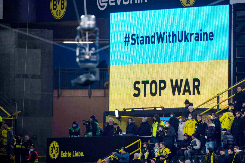 Wegen Antikriegs-Botschaften: Russischer TV-Sender bricht Übertragung des Spiels BVB gegen Leipzig ab