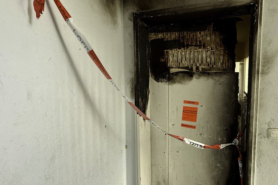 In Hamburg-Wilstorf wurde eine Wohnungstür in Brand gesetzt, 21 Hausbewohner mussten gerettet werden.