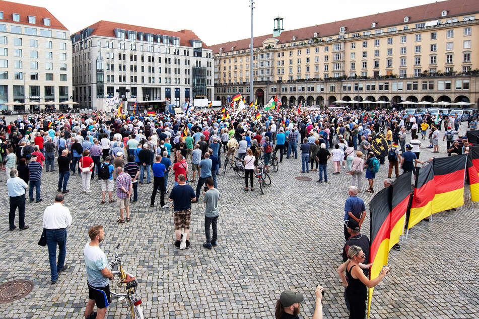 Blick auf eine Pegida-Demo auf dem Dresdner Altmarkt im Juni dieses Jahres.
