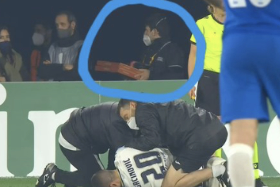Auf dem Screenshot aus der Verletzungspause ist im Hintergrund ein Pizzalieferant zu erkennen.