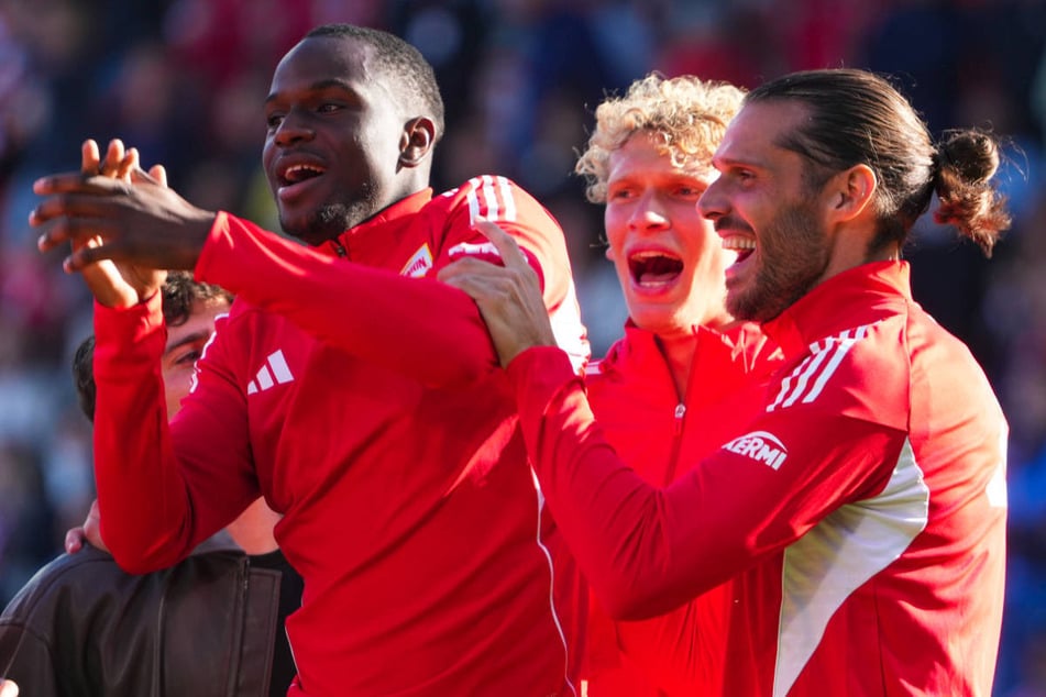 Ilyas Ansah (20, l.) ist nach dem Spiel für seine starke Leistung nicht nur von Kapitän Christopher Trimmel (38, r.) und Leopold Querfeld (21) gefeiert worden.