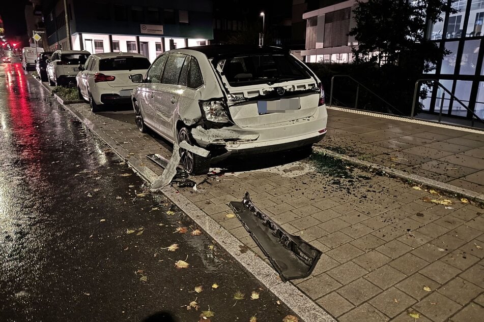 Zuerst erwischte der Smart-Fahrer einen Skoda, der außerdem gegen einen BMW geschoben wurde.