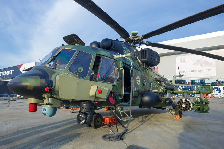 Ein russischer Hubschrauber vom Typ Mi-17 steht auf einem Flughafen-Vorfeld.
