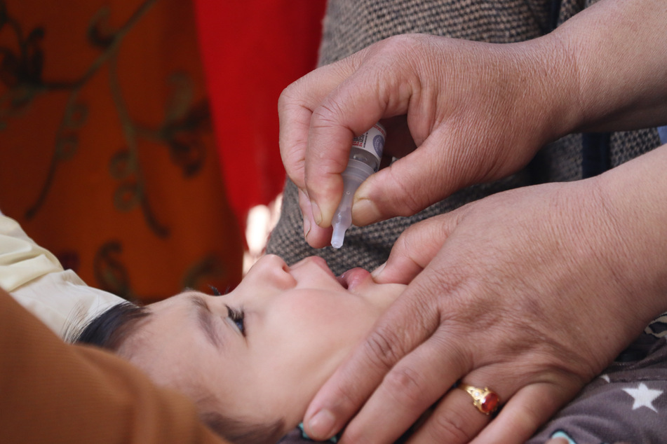 In vielen Ländern noch ein Thema: Einem Kleinkind in Indien wird Schluckimpfstoff gegen Polio verabreicht. (Archivbild von März 2024)