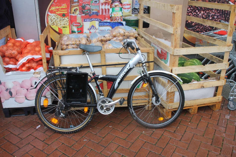 Der Unbekannte war mit einem schwarz/silbernen Citybike der Marke Niklas unterwegs gewesen.