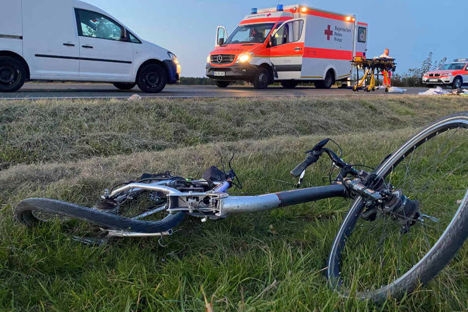 Ein 87 Jahre alter Elektrofahrradfahrer ist im Landkreis Roth in Bayern mit einem Auto kollidiert. Er verstarb nach dem Unfall.