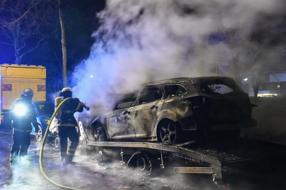 Die beiden Fahrzeuge brannten komplett aus.