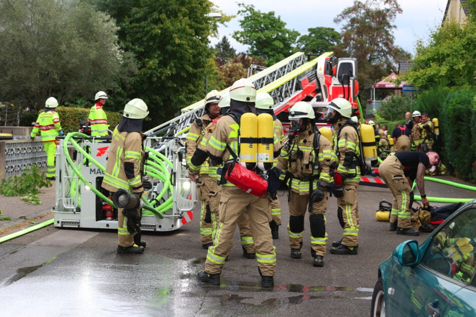 Rund 80 Einsatzkräfte der Kölner Feuerwehr waren am Mittwochabend in Ehrenfeld im Einsatz.