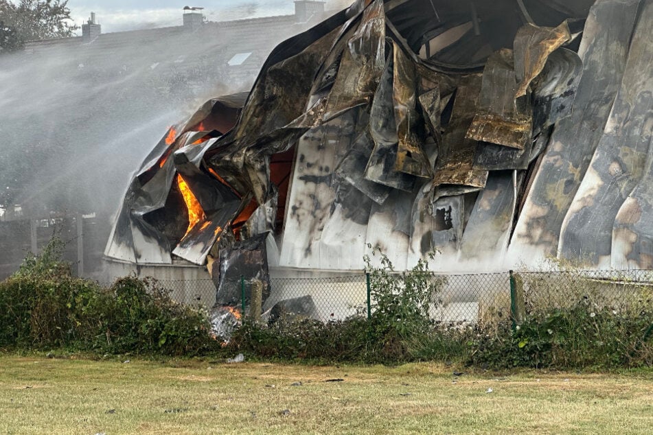 Die Lagerhalle in Monheim fackelte bei dem Großbrand komplett ab.