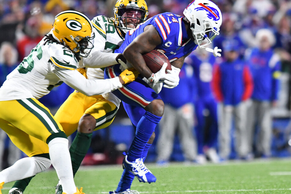 Buffalo Bills wide receiver Stefon Diggs (r.) is tackled by two Packers players.