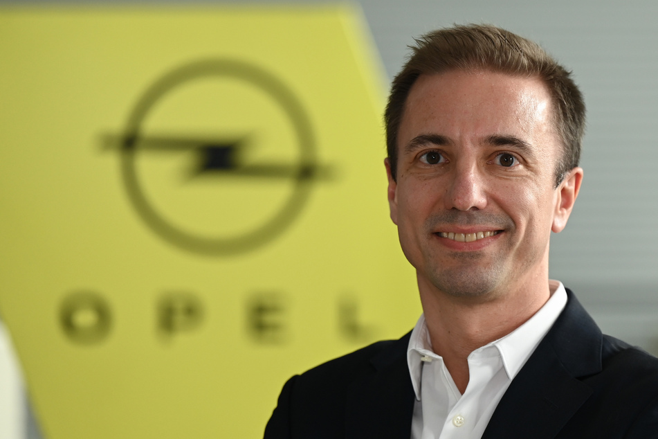Opel-Chef Florian Huettl (47) will weiter an dem Plan festhalten, schon bald nur noch Elektroautos in Europa anzubieten.
