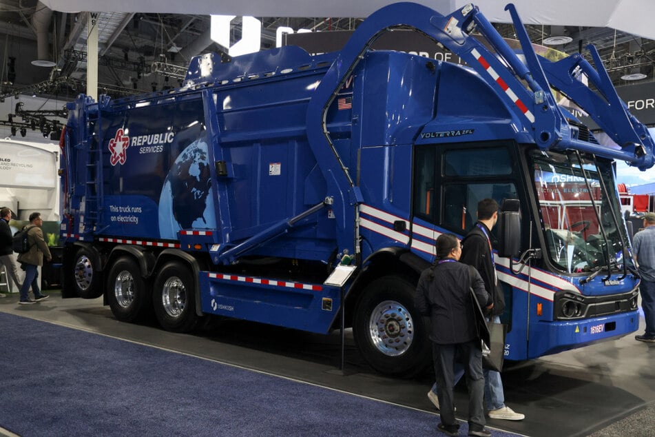 Republic showcased a state-of-the-art garbage truck built by industrial company Oshkosh that screens for the batteries.