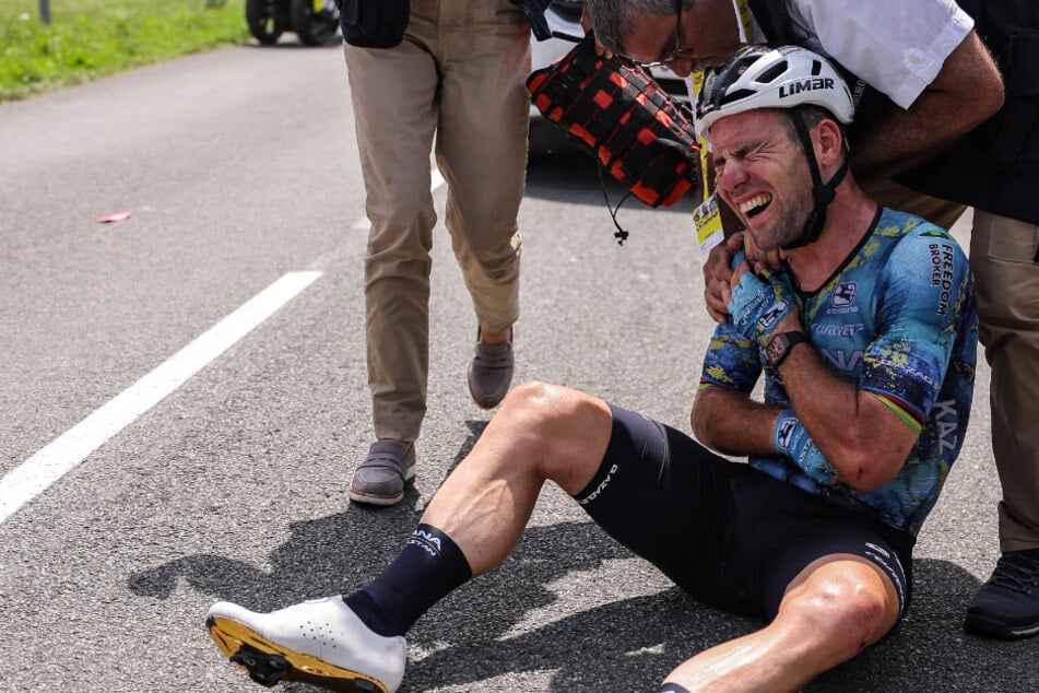 Mark Cavendish (38) musste die Etappe verletzt aufgeben. Der Traum vom alleinigen Rekord mit den meisten Etappen-Siegen ist damit geplatzt.