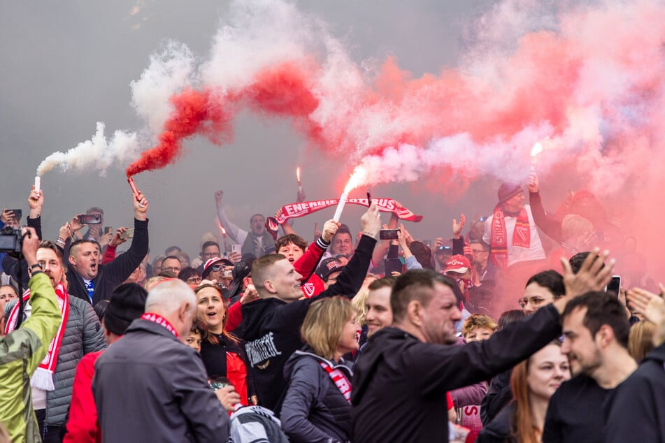 Die Lausitz rastet in Regensburg aus: Fans zünden Pyro auf dem Platz.