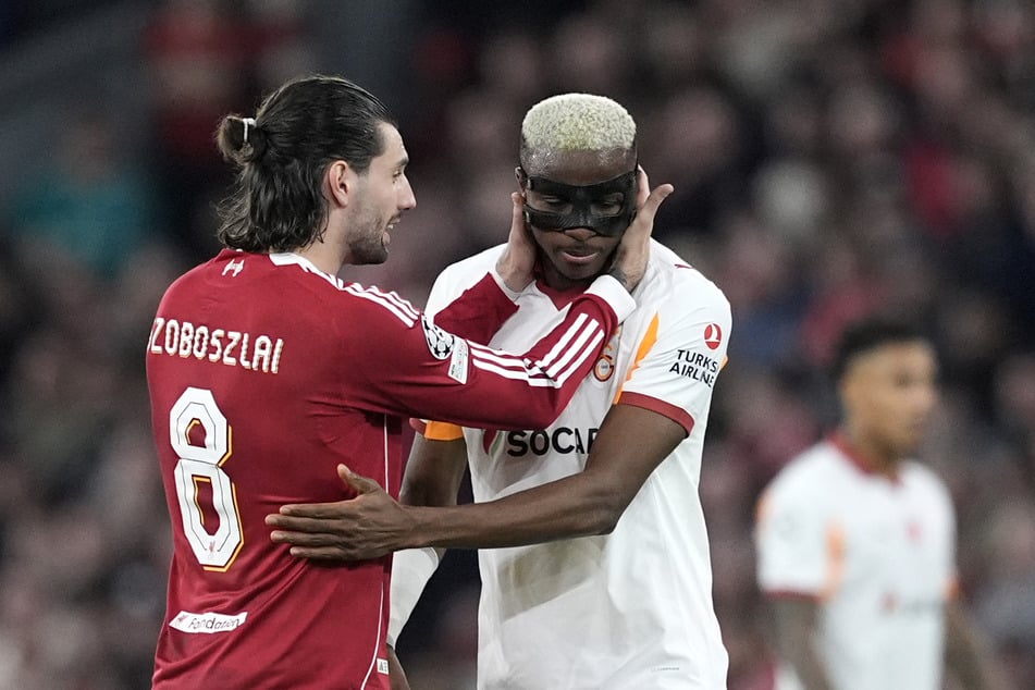 Dominik Szoboszlai (25, l.) tröstete den verletzten Victor Osimhen (27).