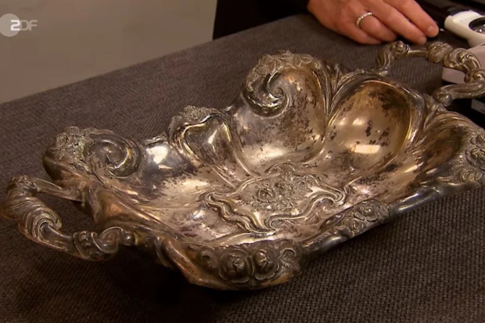 Vor allem durch ihre Form besticht das Stück, welches von Friedrich Georg Triesch im Jahre 1857 hergestellt worden ist.