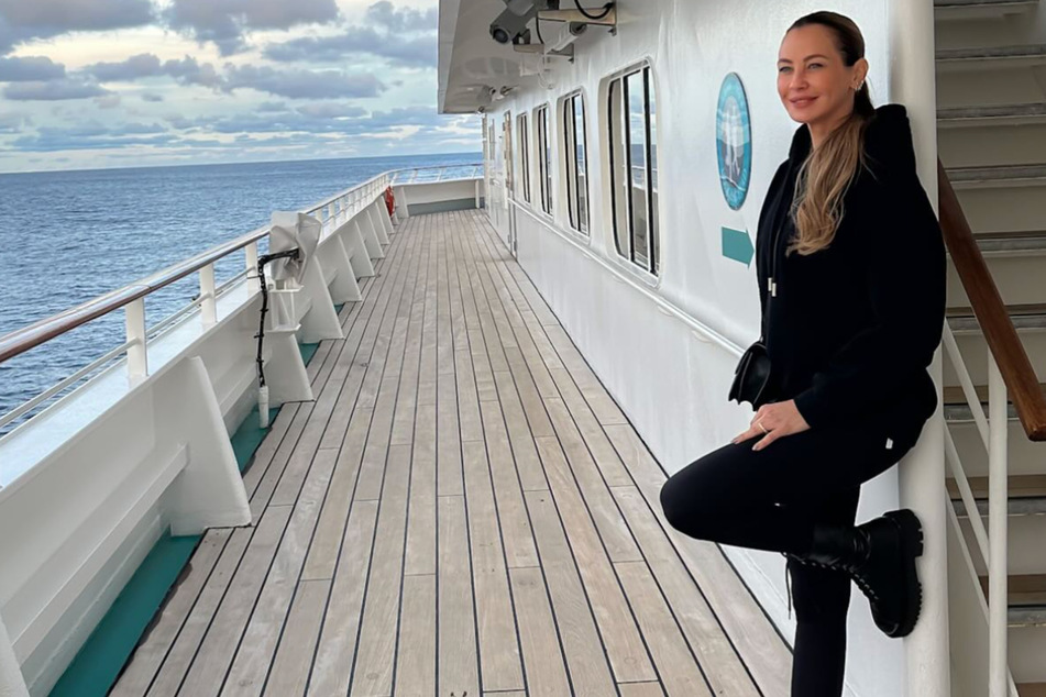 Lässig an die Wand gelehnt posiert Sandy Meyer-Wölden auf dem "Traumschiff".